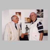 071-1094 Zum ersten Mal seit 1945 treffen sich die Freunde Werner Neiss (links) und Gerhard Wegner im Jahre 1999.jpg